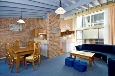Gowrie Avenue Bay Parklands Townhouse 04 2 - New South Wales Tourism  0