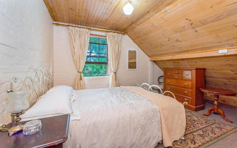 Eliza 1875 Red Brick Duplex Townhouse - New South Wales Tourism  2