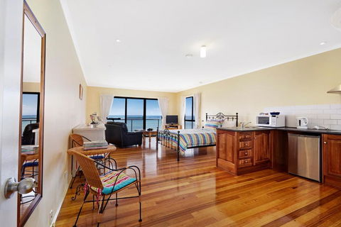 Clifftop Apartments Portland Vic - New South Wales Tourism  2