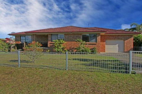 Culburra Getaway Close To Beach & Lake - New South Wales Tourism  7