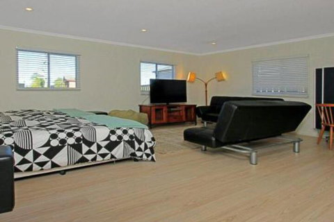 Culburra Getaway Close To Beach & Lake - New South Wales Tourism  2