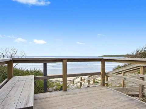 Beachbreak Fall Asleep To The Sound Of The Ocean - New South Wales Tourism  1