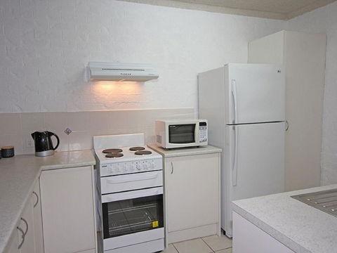 23 Bay Parklands 2 Gowrie Avenue Little Beach Air Con Pool & Tennis Court - New South Wales Tourism  4