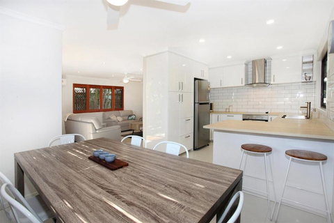 FABULOUS HOLIDAY HIDEAWAY COOLUM BEACH - New South Wales Tourism  6