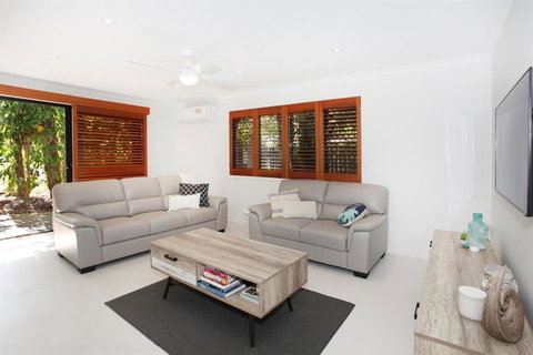 FABULOUS HOLIDAY HIDEAWAY COOLUM BEACH - New South Wales Tourism  2