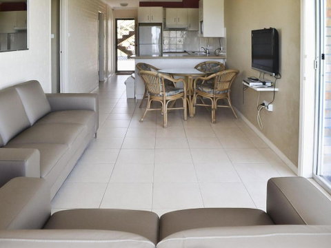 Fairholme 5 Opposite Lake - New South Wales Tourism  4