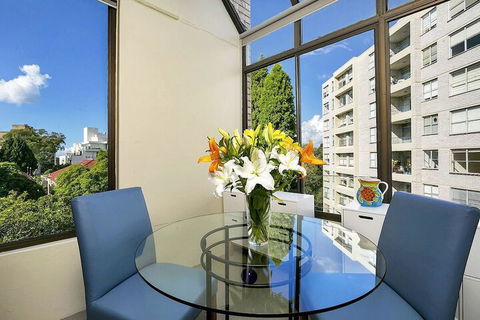 HAMP1 Bright Apartment In Cremorne - New South Wales Tourism  5