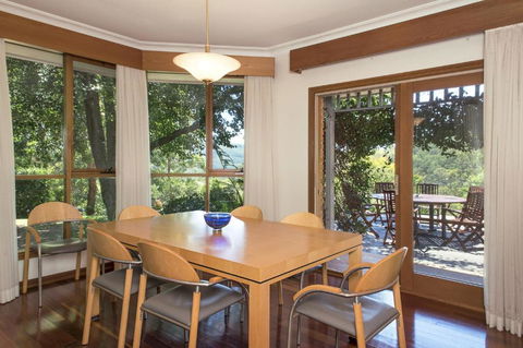 Taliesin Beautiful 4 Bedroom Home With Amazing Views! - New South Wales Tourism  3
