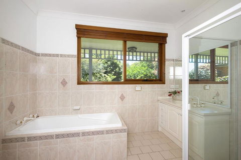 Taliesin Beautiful 4 Bedroom Home With Amazing Views! - New South Wales Tourism  6