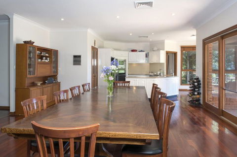 Taliesin Beautiful 4 Bedroom Home With Amazing Views! - New South Wales Tourism  4