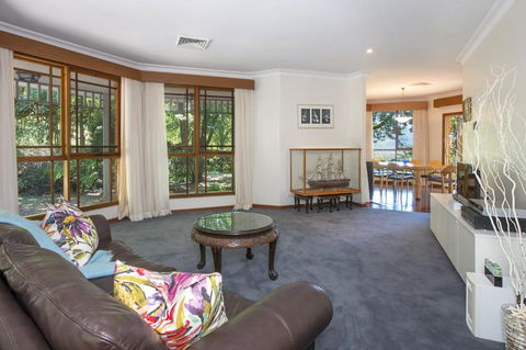 Taliesin Beautiful 4 Bedroom Home With Amazing Views! - New South Wales Tourism  2