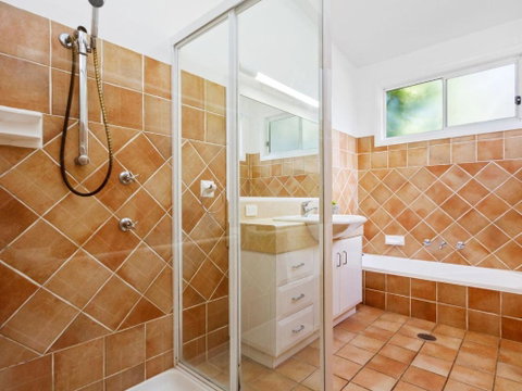 Bowery Beach House Spacious Family Accommodation - New South Wales Tourism  2
