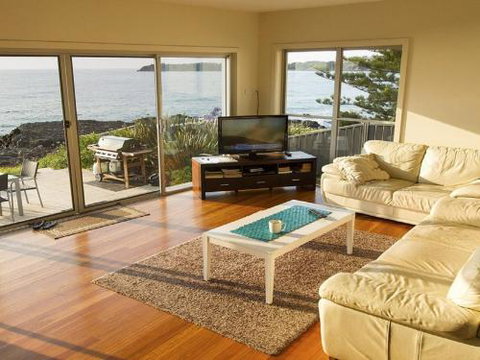 Joness Beach House Perfect Location With Views! - New South Wales Tourism  3