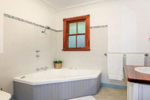 Treetops Elegant Inviting Designer Cedar Home - New South Wales Tourism  4