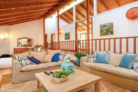 Treetops Elegant Inviting Designer Cedar Home - New South Wales Tourism  7
