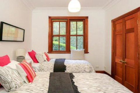 Treetops Elegant Inviting Designer Cedar Home - New South Wales Tourism  3