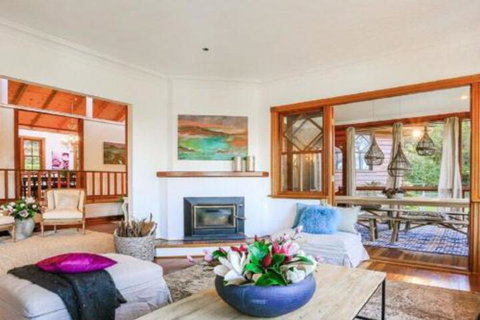 Treetops Elegant Inviting Designer Cedar Home - New South Wales Tourism  6
