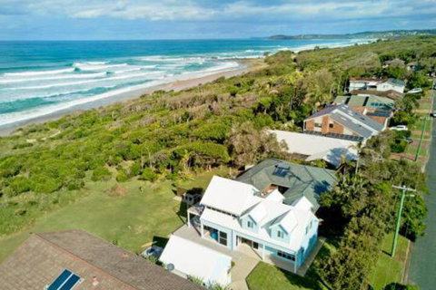 Middle Rock Beach House Beach Front Lake Cathie - New South Wales Tourism  7