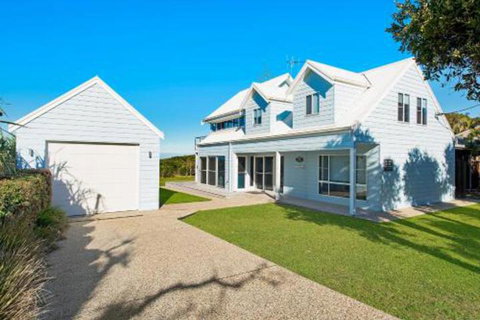 Middle Rock Beach House Beach Front Lake Cathie - New South Wales Tourism  0