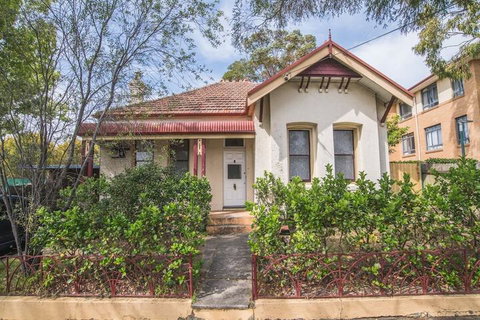 Beautiful Pre-loved Ashfield 4 Bedroom Home - New South Wales Tourism  2
