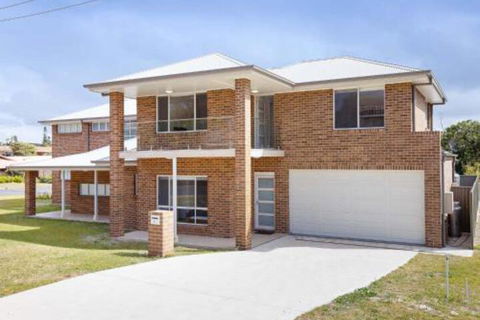 5B BENT STREET LARGE HOUSE WITH DUCTED AIR CON WIFI & FOXTEL - New South Wales Tourism  0