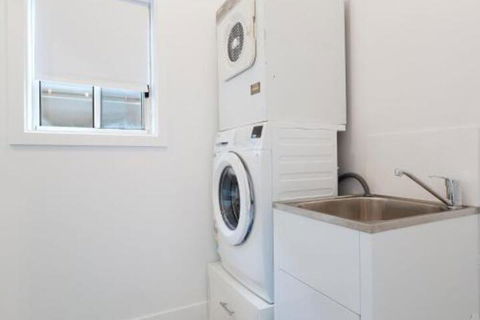 5B BENT STREET LARGE HOUSE WITH DUCTED AIR CON WIFI & FOXTEL - New South Wales Tourism  3