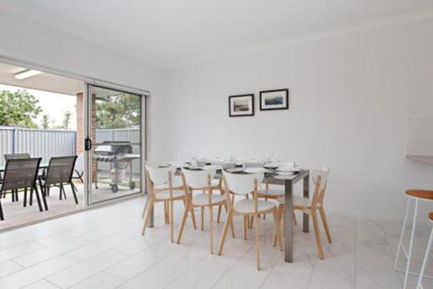 5B BENT STREET LARGE HOUSE WITH DUCTED AIR CON WIFI & FOXTEL - New South Wales Tourism  7