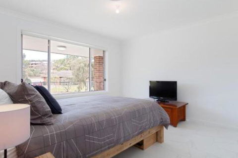 5B BENT STREET LARGE HOUSE WITH DUCTED AIR CON WIFI & FOXTEL - New South Wales Tourism  4