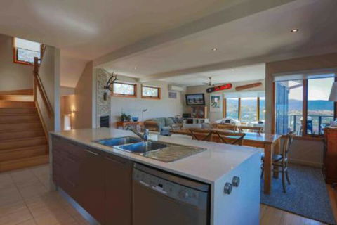 Snowy Mountains Townhouse - New South Wales Tourism  2