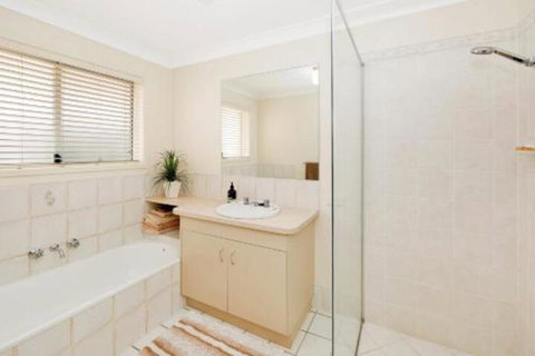 Hook Wine & Sinker Hervey Bay - New South Wales Tourism  6