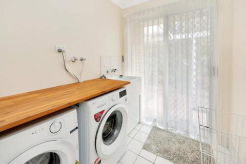 Hook Wine & Sinker Hervey Bay - New South Wales Tourism  2