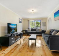 Family Getaway Walk to Bay Beach - New South Wales Tourism 