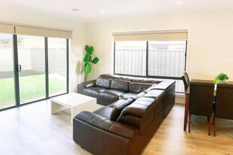 Comfortable 4BR 2Bath House Tarneit Melbourne???? - New South Wales Tourism  6