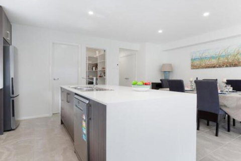 Birubi Breezes 2 / 7 Fitzroy St. Large Duplex With Air Conditioning WIFI & Only 5 Minute Walk To The Beach - New South Wales Tourism  4