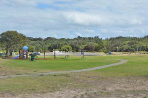 Birubi Breezes 2 / 7 Fitzroy St. Large Duplex With Air Conditioning WIFI & Only 5 Minute Walk To The Beach - New South Wales Tourism  5