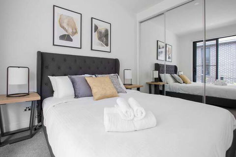 Taste Of Art! Stunning Townhouse Stayatmoonee Ponds - New South Wales Tourism  7
