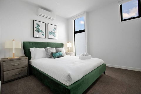 Taste Of Art! Stunning Townhouse Stayatmoonee Ponds - New South Wales Tourism  6