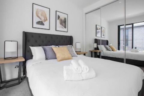 Taste Of Art! Stunning Townhouse Stayatmoonee Ponds - New South Wales Tourism  0