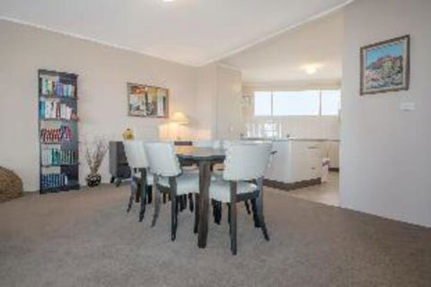 Portofino Unit 4 / 7 Laman Street - New South Wales Tourism  3