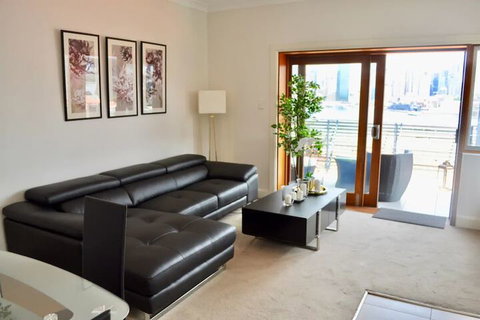 2 Bedroom Home In Kirribilli With A Great View - New South Wales Tourism  3