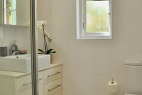 2 Bedroom Home In Kirribilli With A Great View - New South Wales Tourism  2