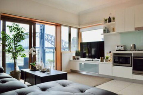 2 Bedroom Home In Kirribilli With A Great View - New South Wales Tourism  1