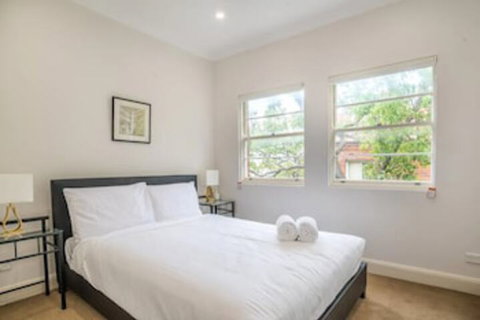 2 Bedroom Home In Kirribilli With A Great View - New South Wales Tourism  5