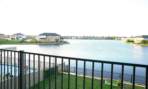 Waterfront Villa In Sanctuary Lakes - New South Wales Tourism  2