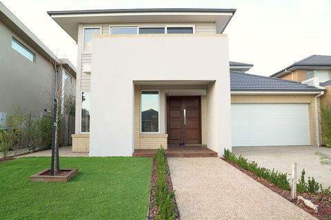 Waterfront Villa In Sanctuary Lakes - New South Wales Tourism  1