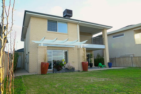 Waterfront Villa In Sanctuary Lakes - New South Wales Tourism  0