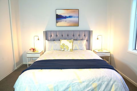 Waterfront Villa In Sanctuary Lakes - New South Wales Tourism  6