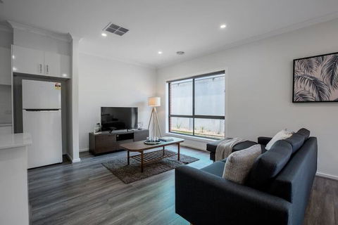 Comfy And Warm Home In Point Cook - New South Wales Tourism  5