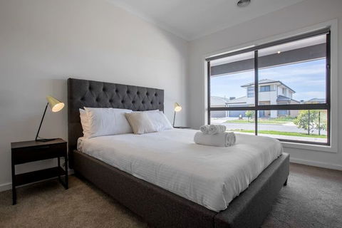 Comfy And Warm Home In Point Cook - New South Wales Tourism  4