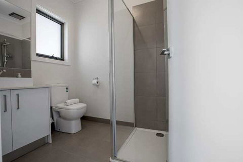 Comfy And Warm Home In Point Cook - New South Wales Tourism  6
